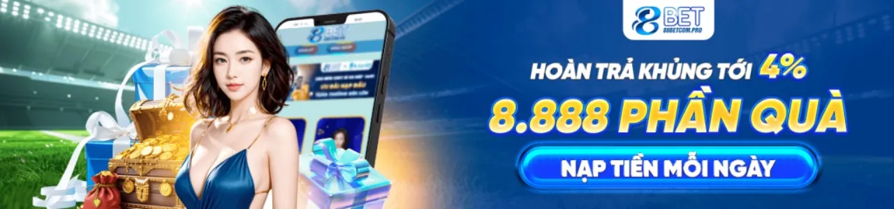 Đá gà b66: Sân đấu gà với ánh sáng xanh vàng, hai chiến kê đang đối đầu quyết liệt, thể hiện sự căng thẳng và kịch tính của trận đấu.